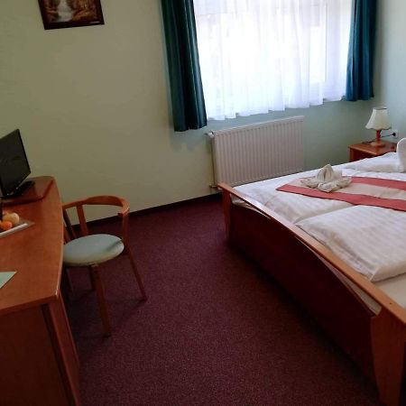 Gosztola Gyoengye-Az Erdo Szallodaja Luaran gambar