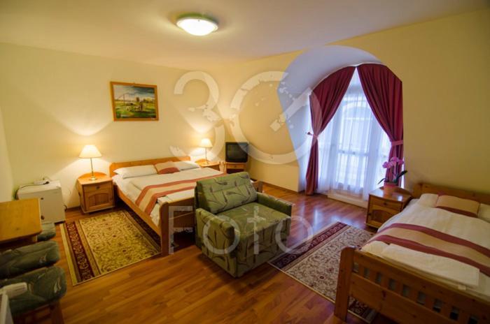 Gosztola Gyoengye-Az Erdo Szallodaja Luaran gambar