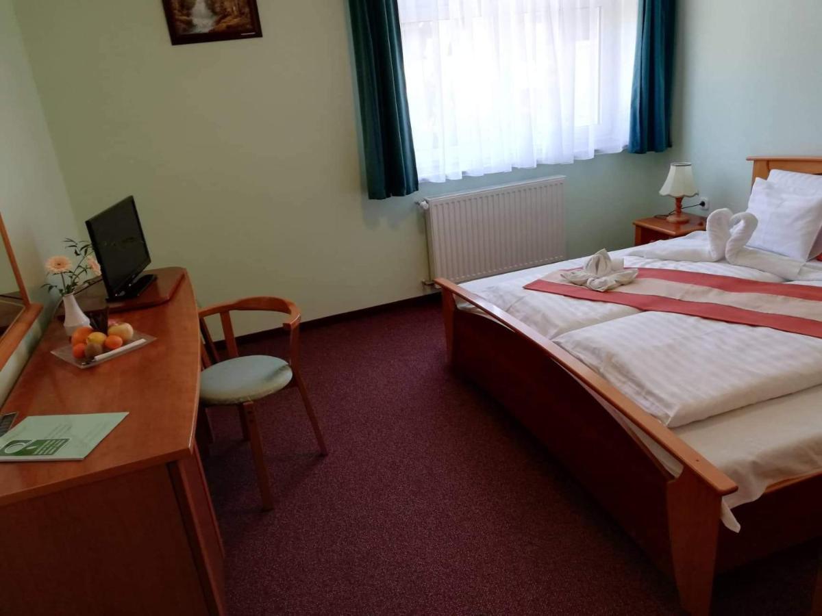 Gosztola Gyoengye-Az Erdo Szallodaja Luaran gambar