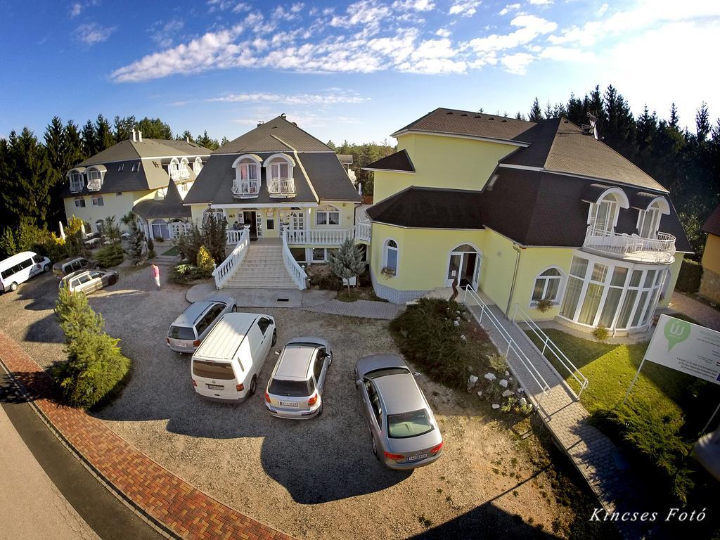 Gosztola Gyoengye-Az Erdo Szallodaja Luaran gambar